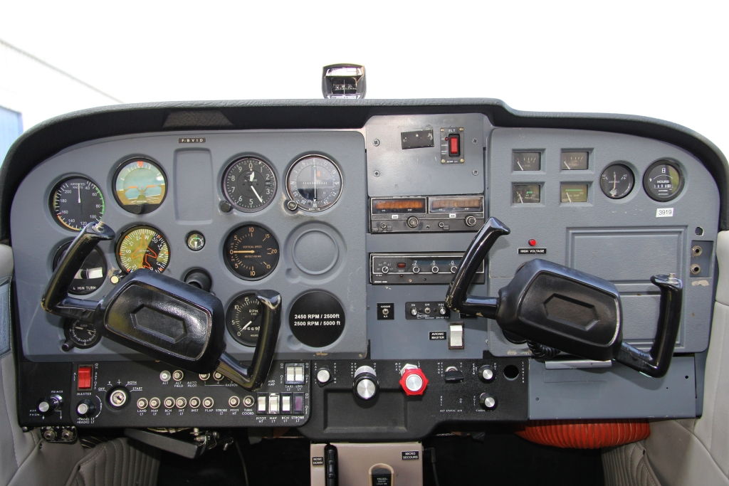 Cockpit C172M